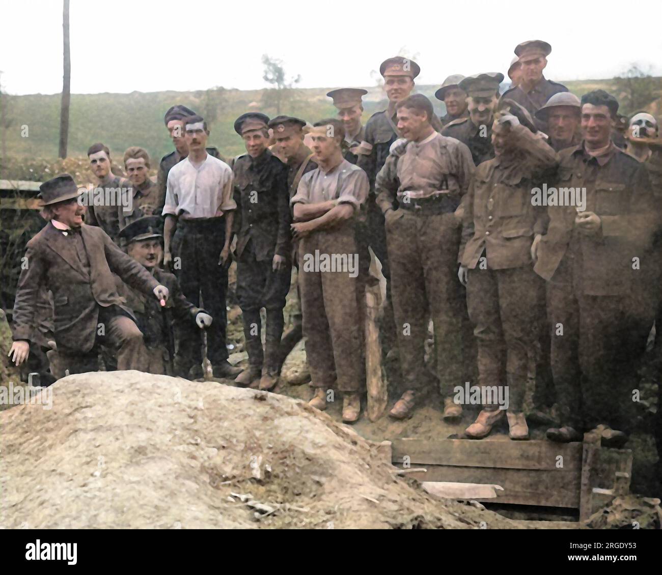 Lloyd George unterhielt sich mit britischen Soldaten, als er aus einem gefangenem deutschen Dugout an der Westfront in Frankreich während des Ersten Weltkriegs hervorging. Stockfoto