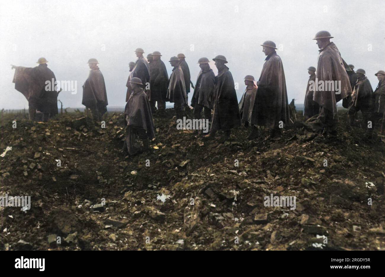 Britische Truppen, die während des Ersten Weltkriegs auf deutschen Schützengräben an der Westfront in Frankreich (Somme Advance) Granaten beobachten. Stockfoto