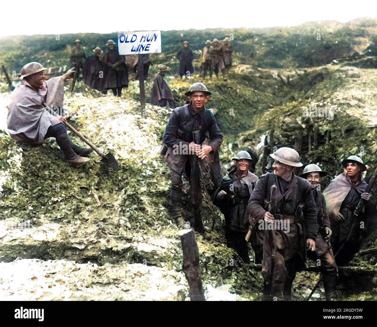 Britische Soldaten in einem neu gefangenen deutschen Graben während des Somme-Vormarsches an der Westfront in Frankreich im Ersten Weltkrieg. Auf dem Schild steht der alte Hunne Line. Stockfoto
