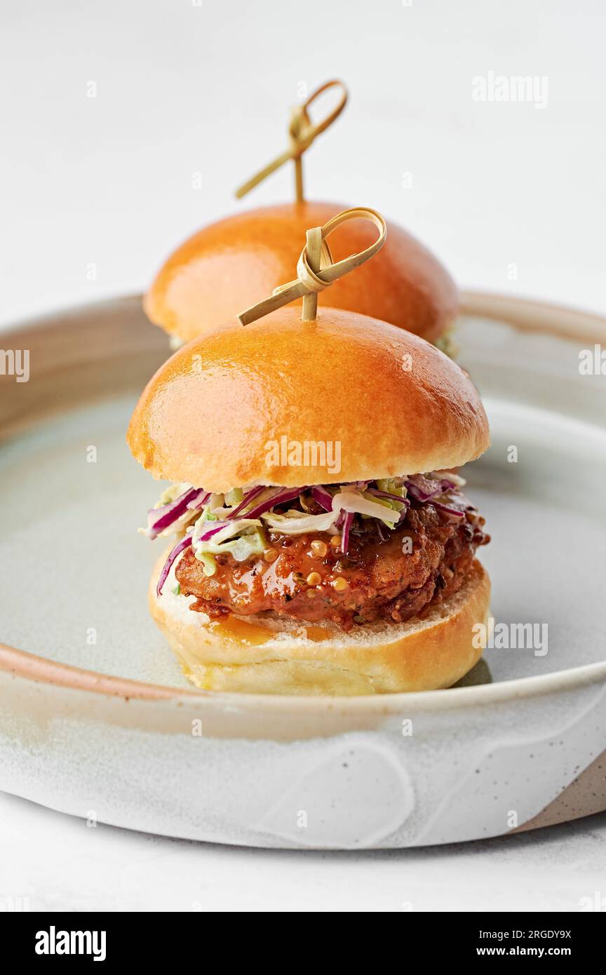 Südlich gebratenes Hähnchen Slider, Ahornsenfflasur, Krautsalat, sriracha Mayo, Buttermilch Brötchen Stockfoto