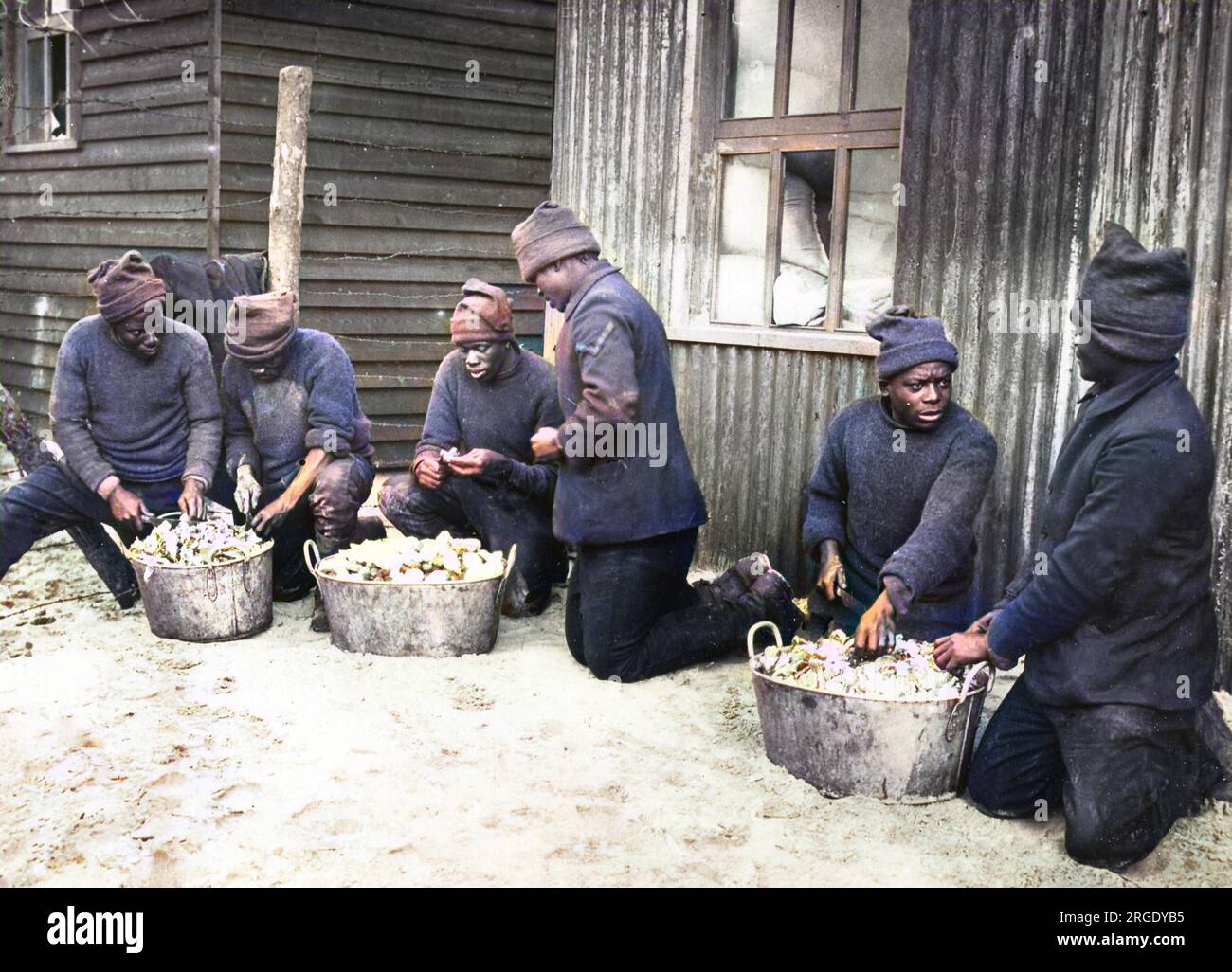 Schwarze Soldaten, die während des Ersten Weltkriegs in einem Lager nahe der Westfront in Frankreich Essen zubereiteten. Stockfoto