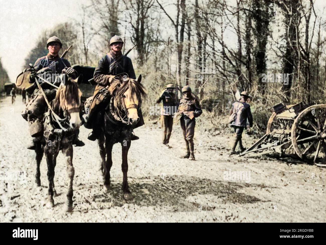 Zwei französische Kavalleristen, die durch britische Linien reiten, um während des Ersten Weltkriegs an der Westfront in Frankreich in Aktion zu treten. Stockfoto