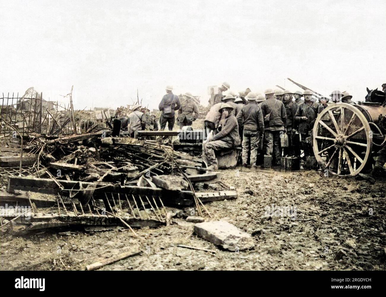 Britische Soldaten saugen Wasser an einer Pumpe in einem zerstörten Dorf an der Westfront während des Ersten Weltkriegs. Stockfoto
