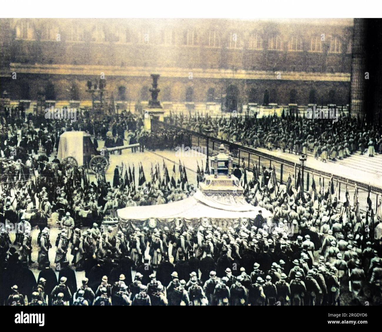 Eine besondere Zeremonie in Paris am Tag des Waffenstillstands 1920, als ein unbekannter Soldat unter dem Arc de Triomphe begraben wurde und das Herz von Gambetta (Gründer der Dritten Republik) im Pantheon platziert wurde. Stockfoto