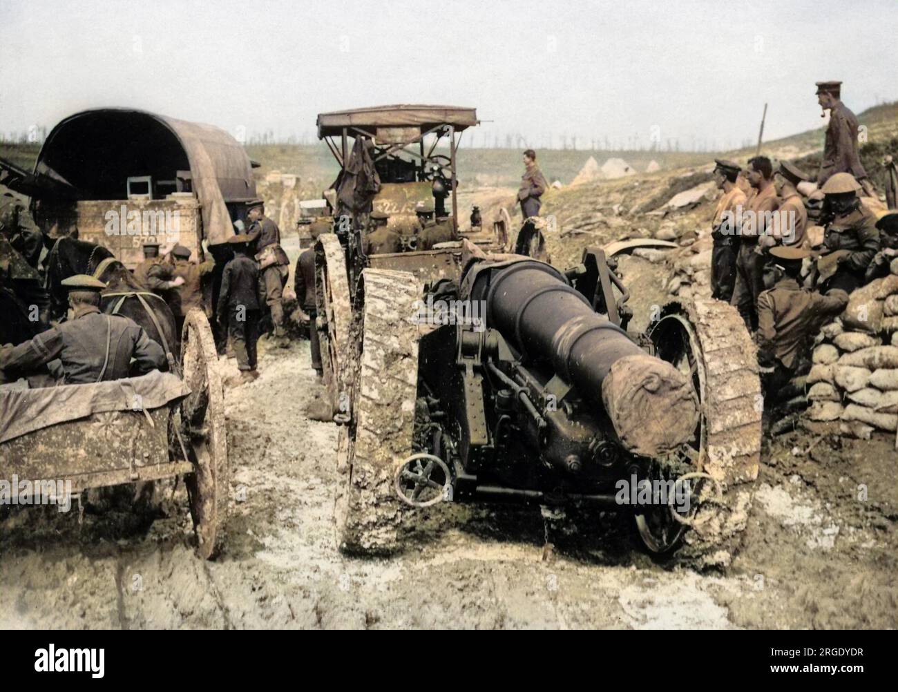 Ein britisches Gewehr, das bei schlechtem Wetter an der Westfront während des Ersten Weltkriegs an die Front transportiert wurde. Stockfoto