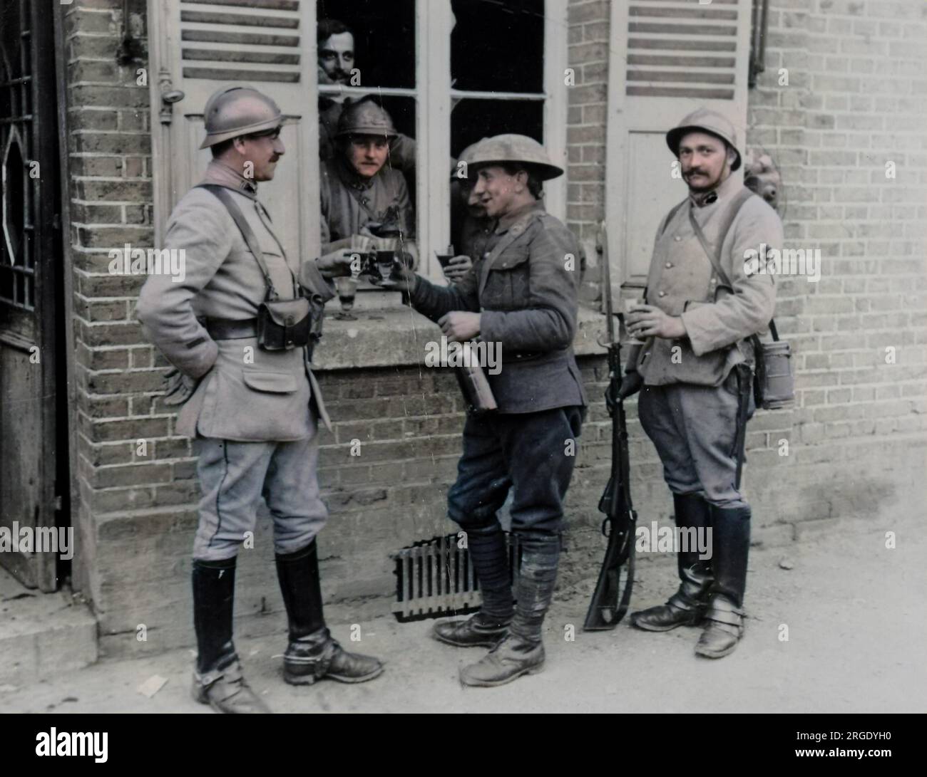 Britische und französische Soldaten genießen während des Ersten Weltkriegs an der Westfront in Frankreich einen Drink. Stockfoto