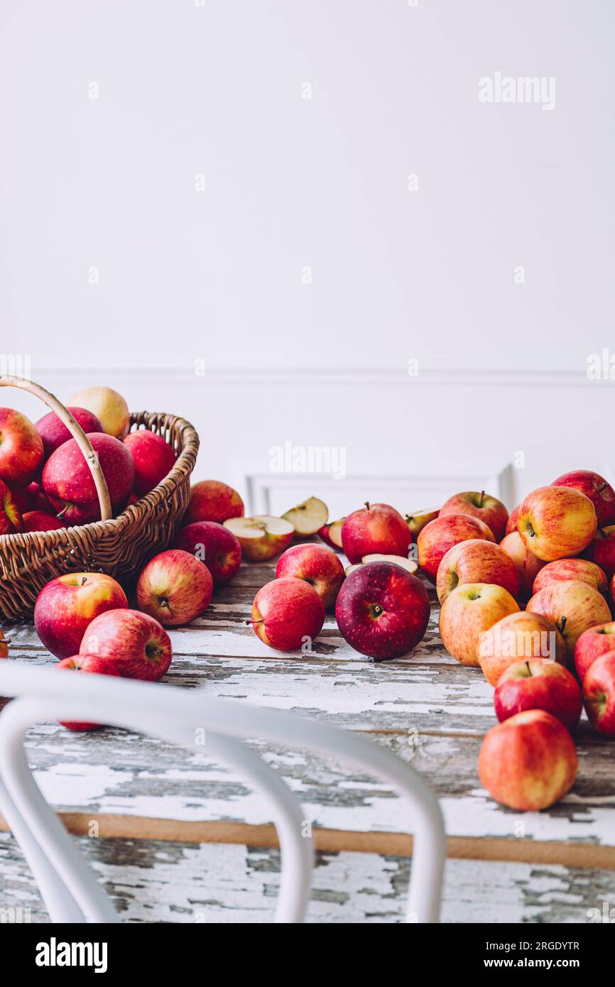 Äpfel in einem Korb vor weißem Hintergrund Stockfoto