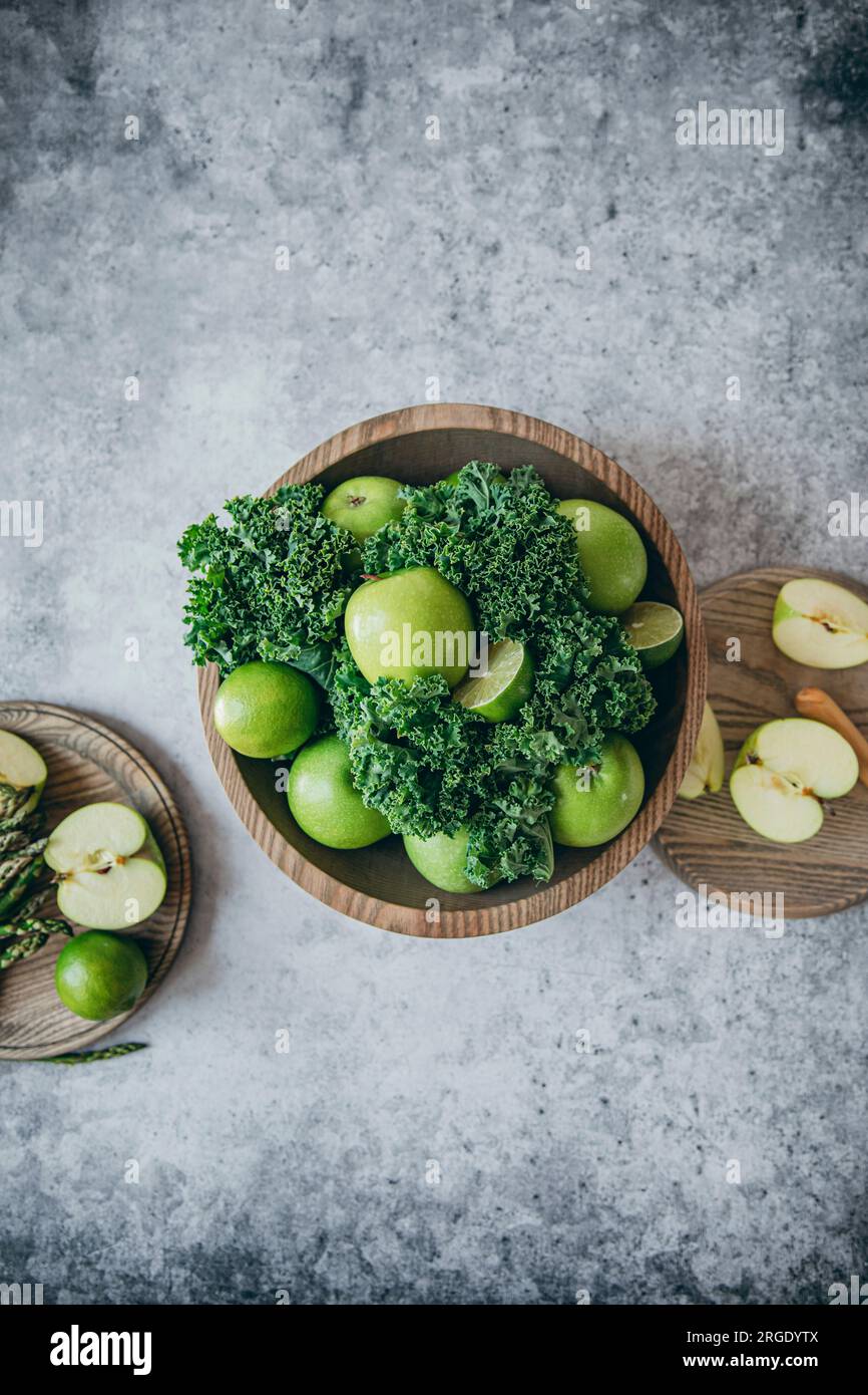 Eine Auswahl an gesunden grünen Lebensmitteln, einschließlich Äpfel und Grünkohl. Stockfoto