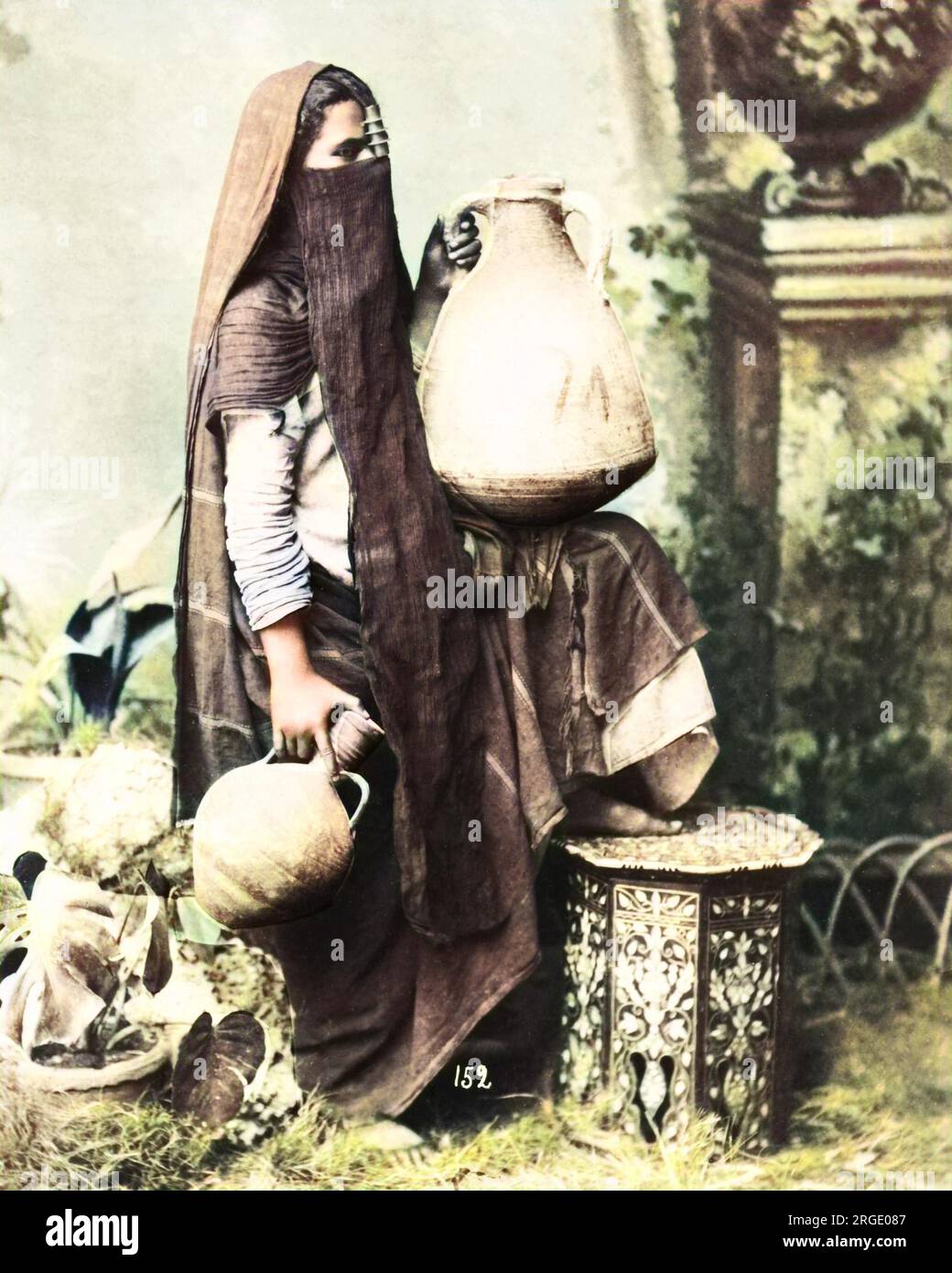 Verschleierte Frau mit Töpfen, Ägypten. Stockfoto