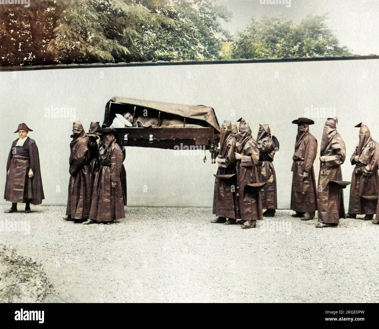 Bruderschaft der Misericordia von Florenz, Italien, eine wohltätige Einrichtung aus dem Mittelalter. Ich habe hier einen Kranken transportiert. Masken werden getragen, um die Anonymität zu wahren. Stockfoto