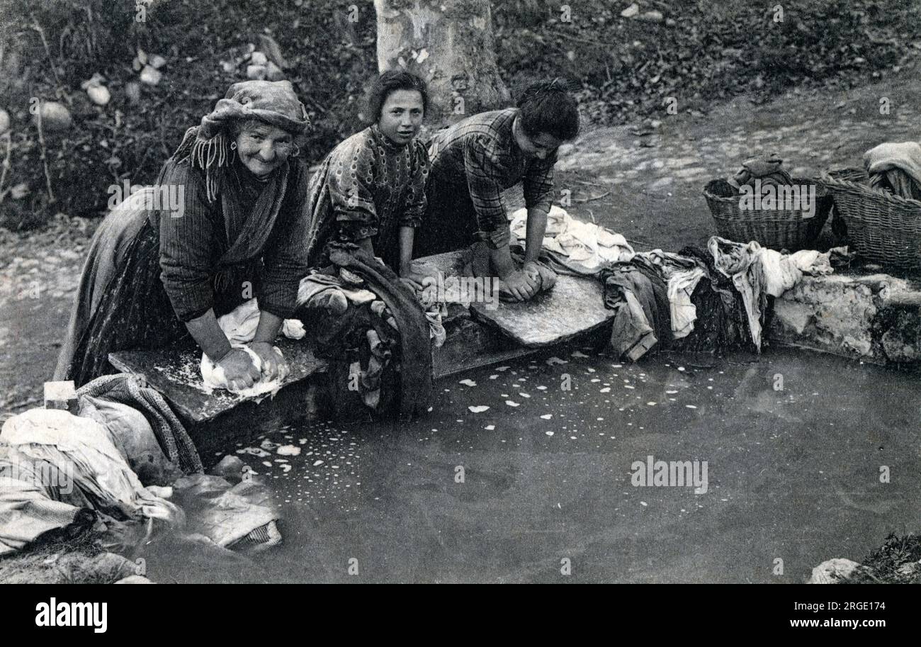 Romany Traveller Women wäscht Kleidung. Stockfoto