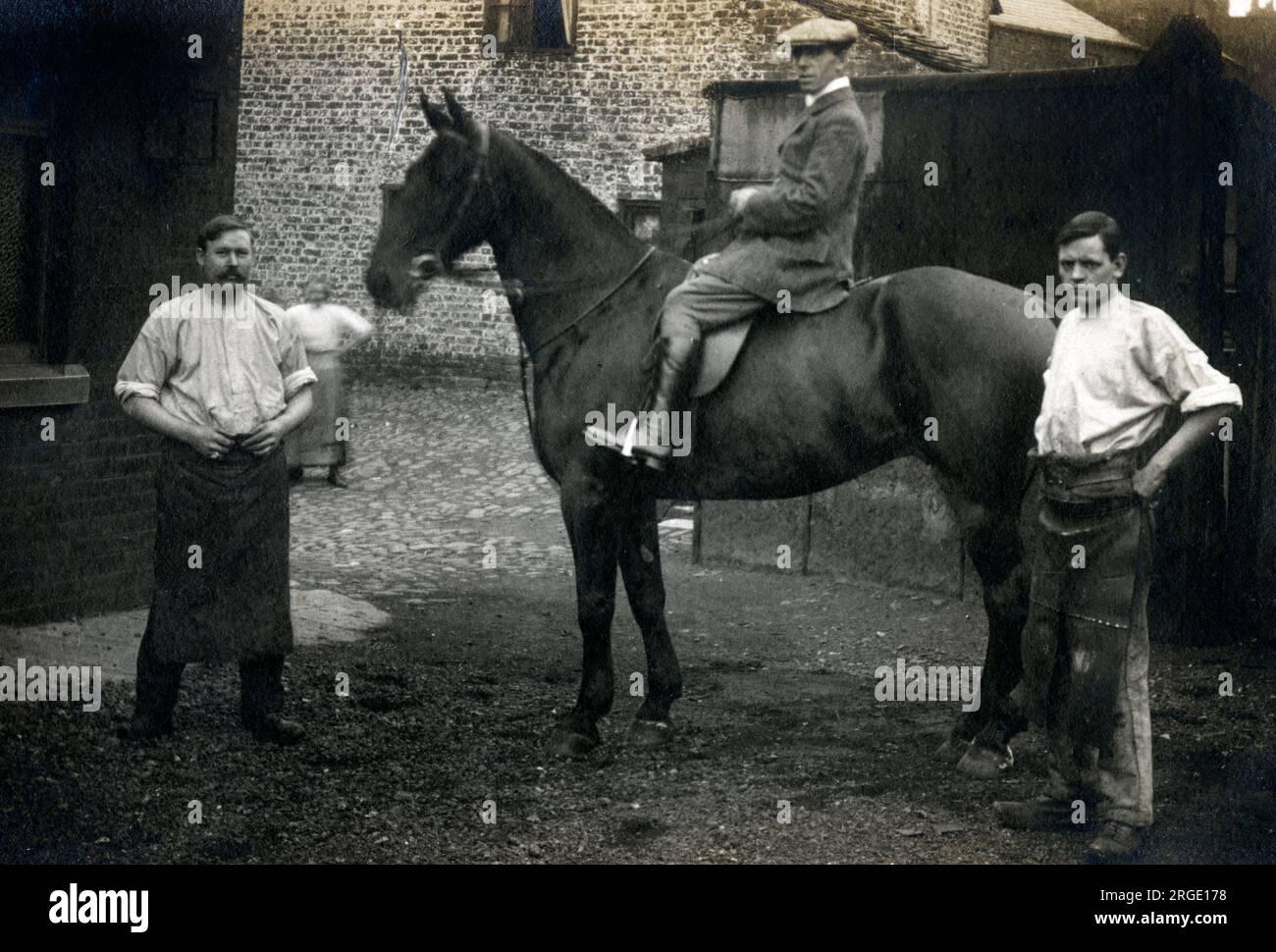Ländliche Szene - Grundbesitzer, Pferd (kürzlich neu geschoben) und Farrier. Stockfoto