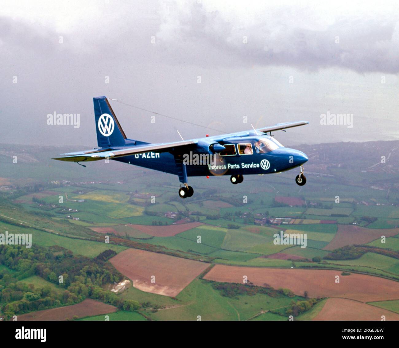 Britten-Norman BN.2A-2 Islander G-AZEH (msn 289), über Flugtests vor der Auslieferung/Werbefilm in der Nähe von Bembridge, vor der Auslieferung an Fairoaks Aviation, Betrieb für Volkswagen. Stockfoto