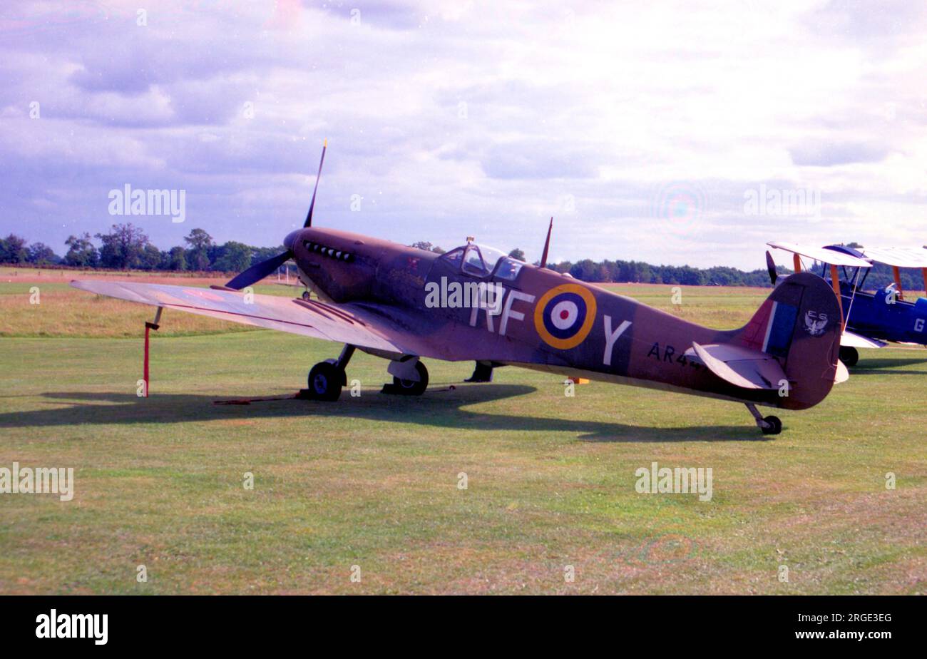 Supermarine Spitfire „AR474“ / „RF-Y“ in fiktiven Markierungen für eine Filmproduktion. Stockfoto