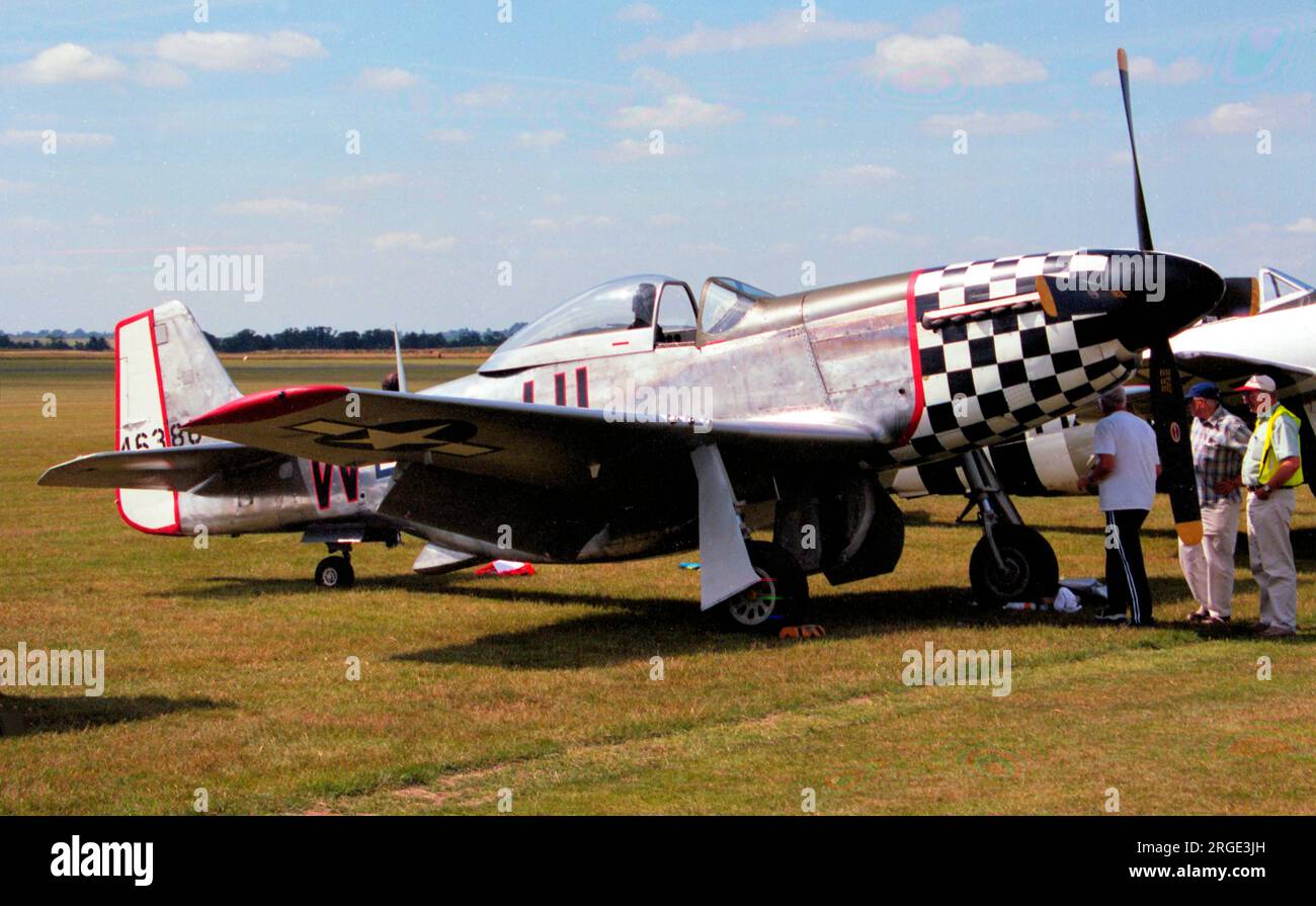 Nordamerikanische P-51D Mustang G-CBNM „Twilight Team“ (msn 122-31590, ex USAAF 44-63864, R SWE AF 26158, Israel AF, 4X-AIM, N98CF) in Duxford. Stockfoto