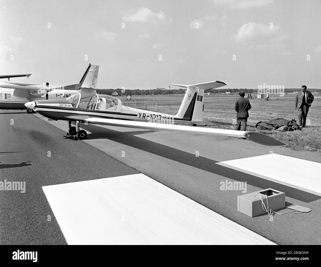 ICA IS.28B-m2 YR-1013 (msn 01), auf der SBAC Farnborough Airshow, vom 5-12. September 1976. Stockfoto