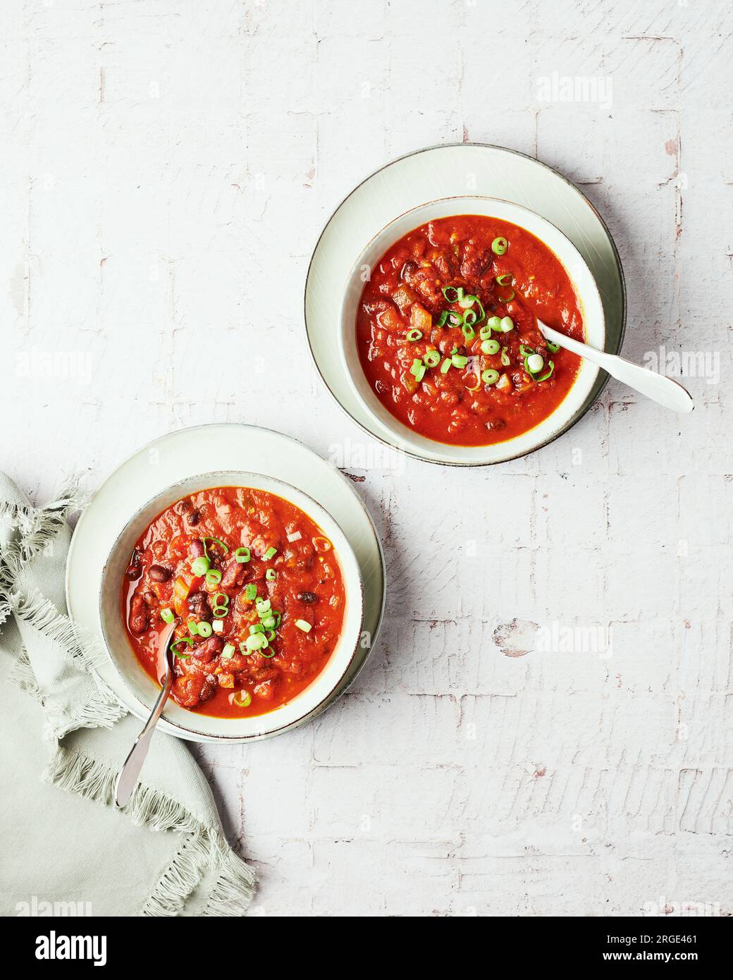 Zwei Schüsseln Vegan Kürbis-Chili mit Löffeln Stockfoto
