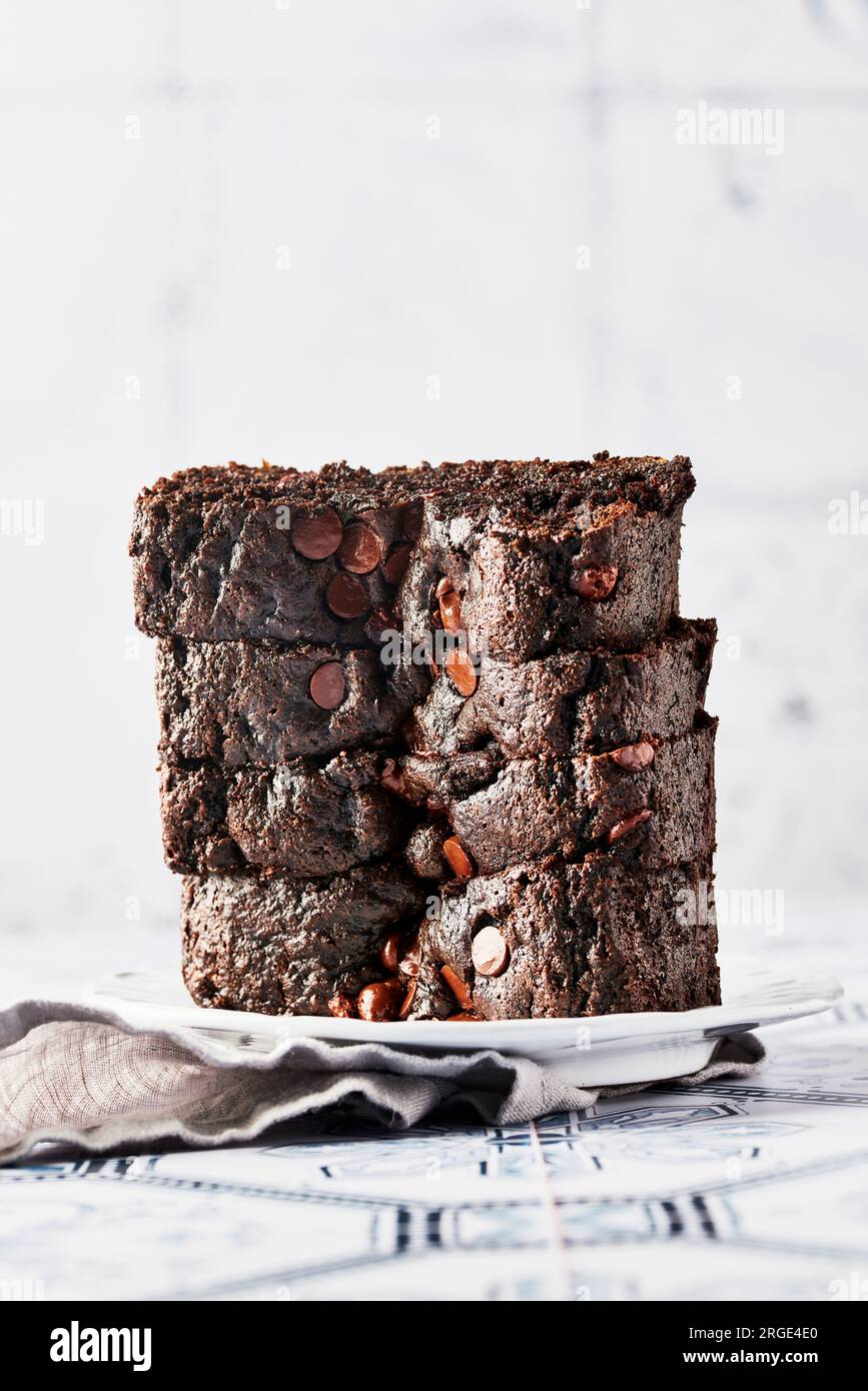 Vegane Schokolade Tahini Bananenbrot auf weißem Teller Stockfoto