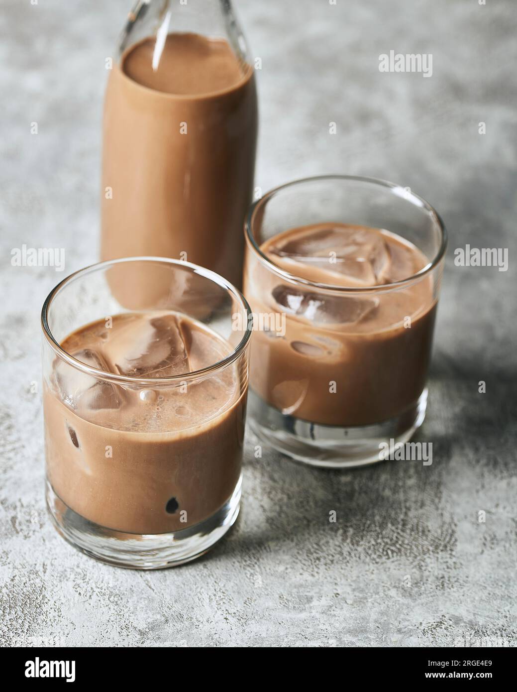 Zwei Gläser Irish Cream mit Eis und Flasche Stockfoto