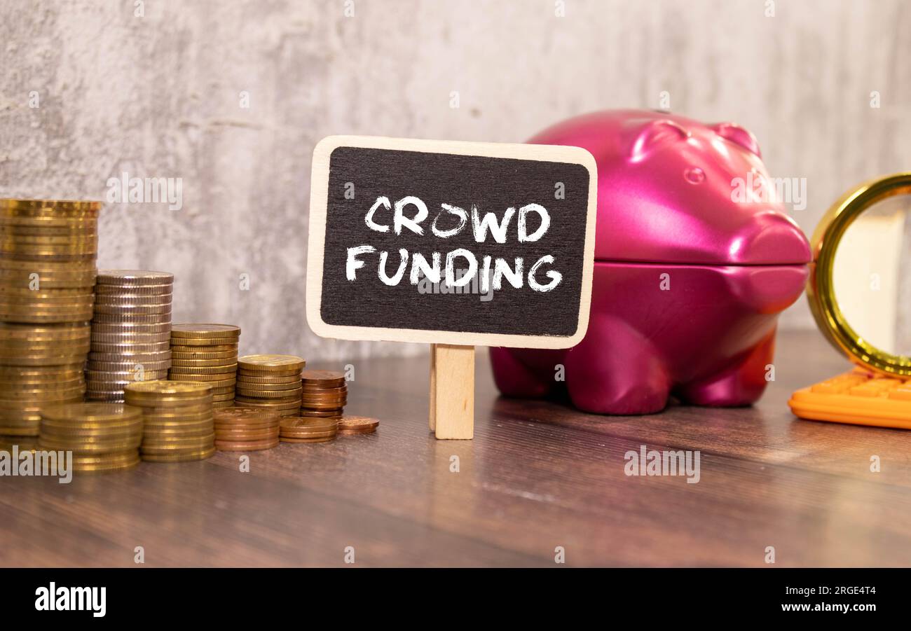 Crowdfunding-Konzept. Handschriftlicher roter Text im Notizblock auf blauem Hintergrund, Panorama, Kopierbereich Stockfoto
