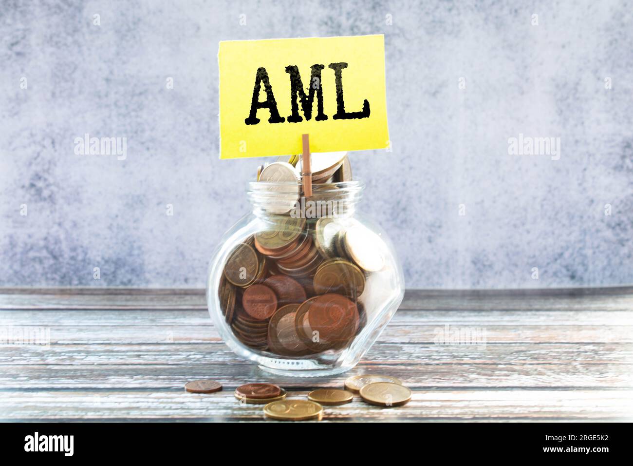 Geldbeutel AML und Bankgebäude. Konzept zur Verhinderung von Geldwäsche. Finanzüberwachung, Identifizierung verdächtiger Transaktionen. Business und Finanzen. Stockfoto