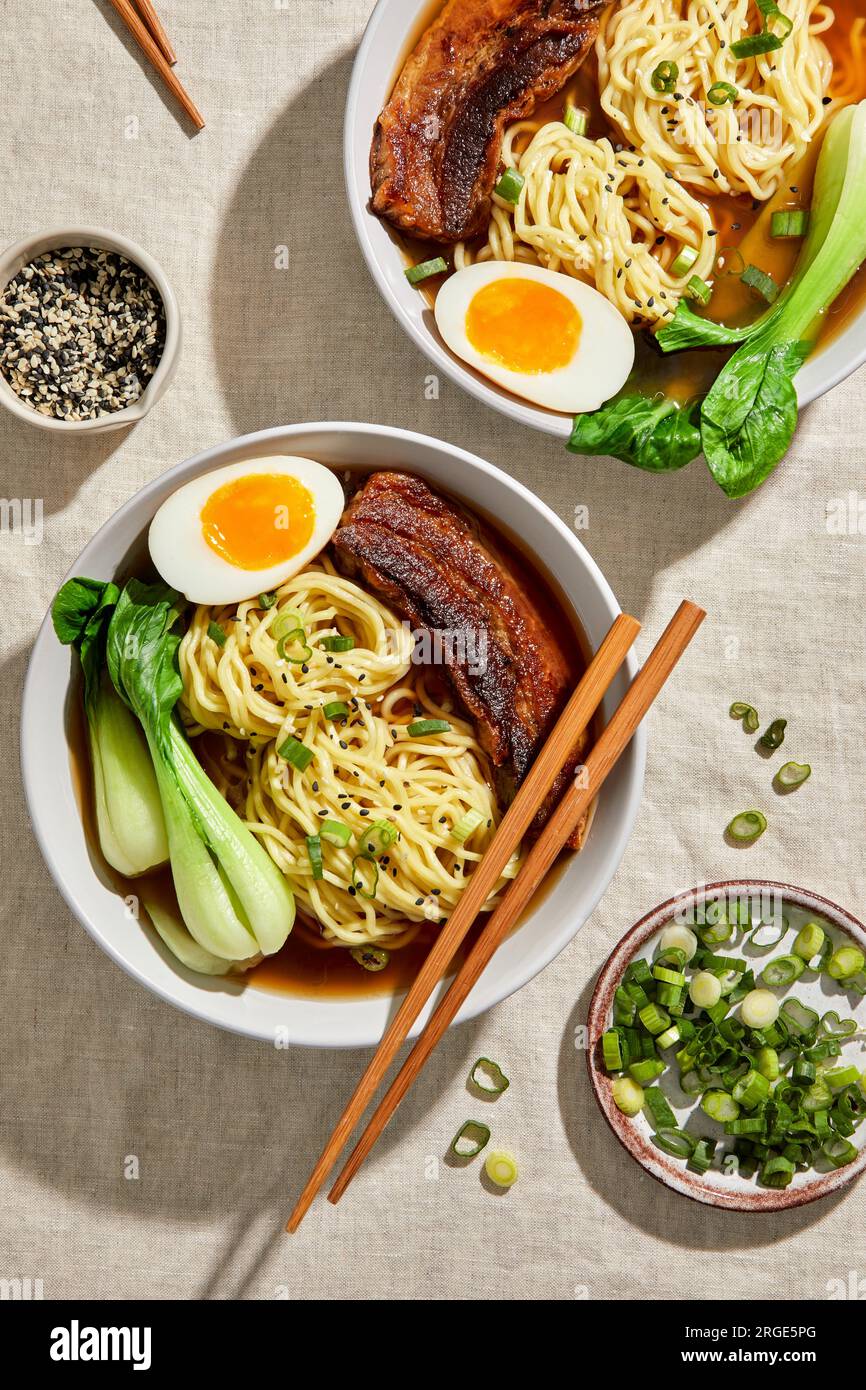Ramen, Schweinebauch, Bok Choy und Ei mit einem hellen neutralen Hintergrund Stockfoto