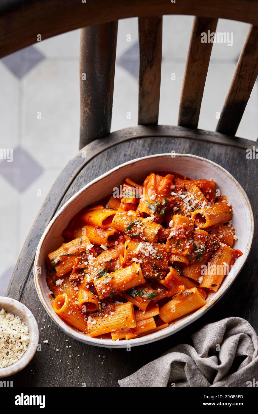 Sonnengetrocknete Tomaten-Rigatoni in einer Schüssel Stockfoto