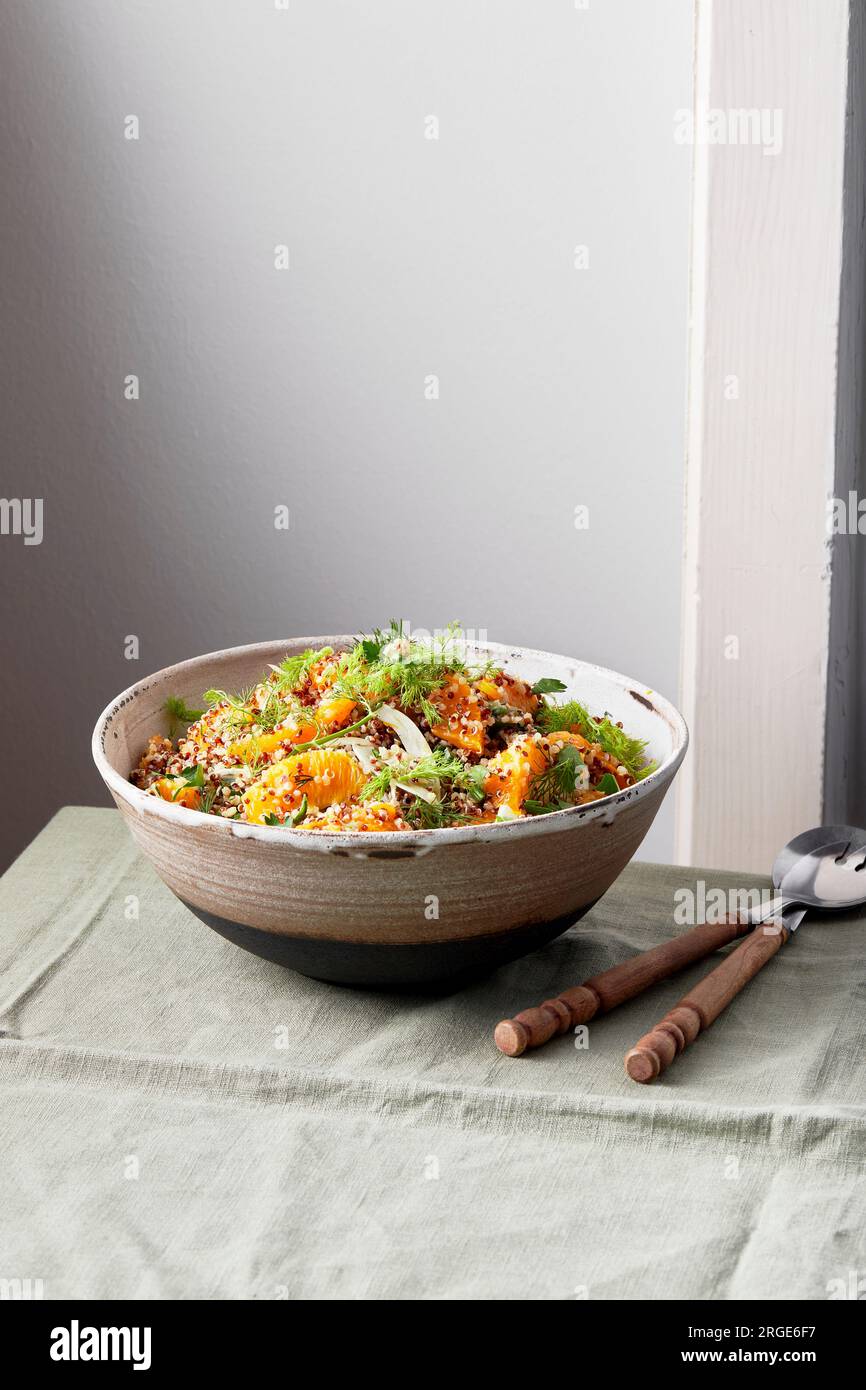 Quinoa-Salat mit Fenchel und Orangen auf einer Schüssel auf einem Tisch Stockfoto