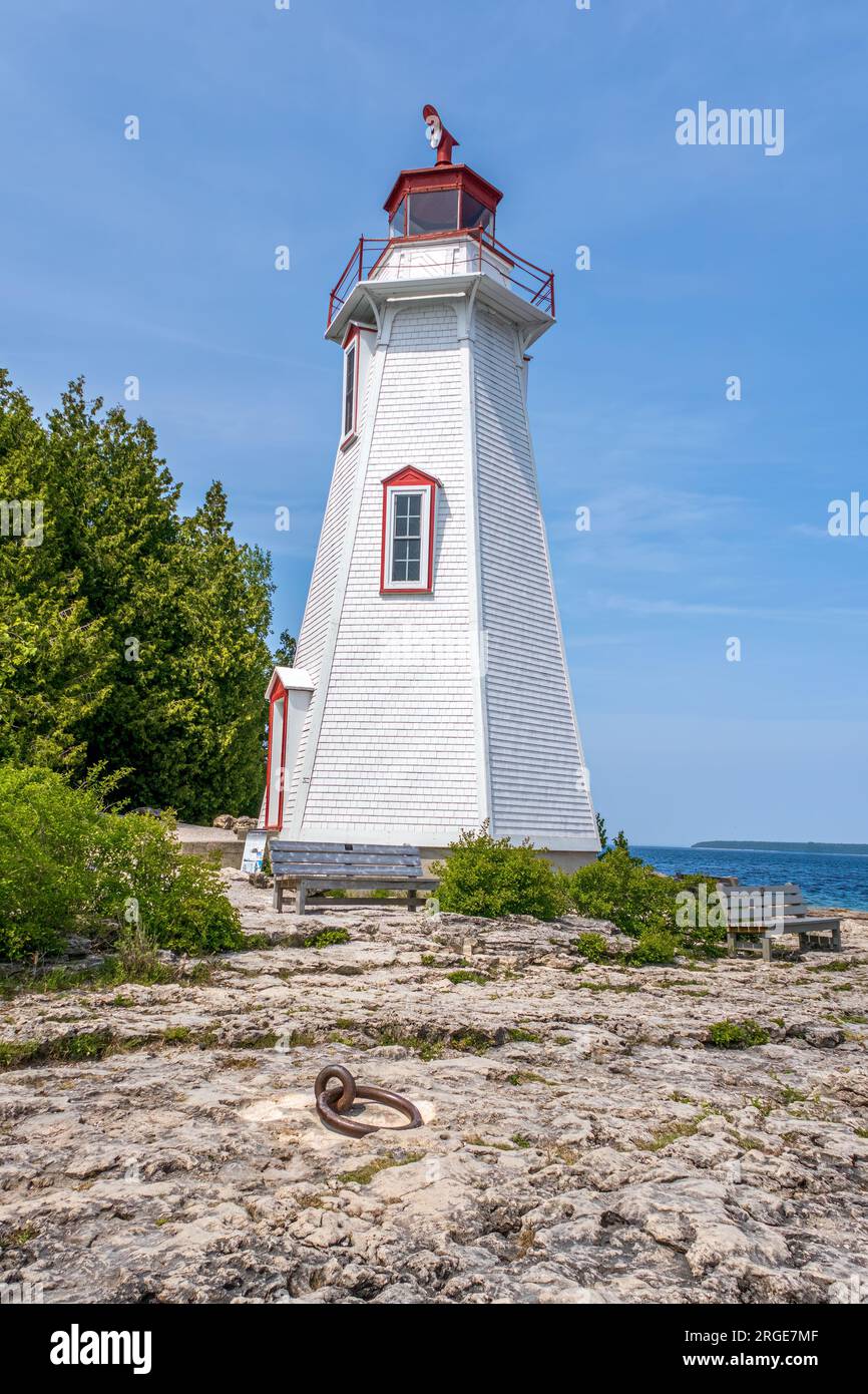 Der Big Tub Lighthouse, der noch heute genutzt wird, wurde 1885 gebaut, um Booten beim Einlaufen in den Hafen von Tobermory zu helfen. Stockfoto