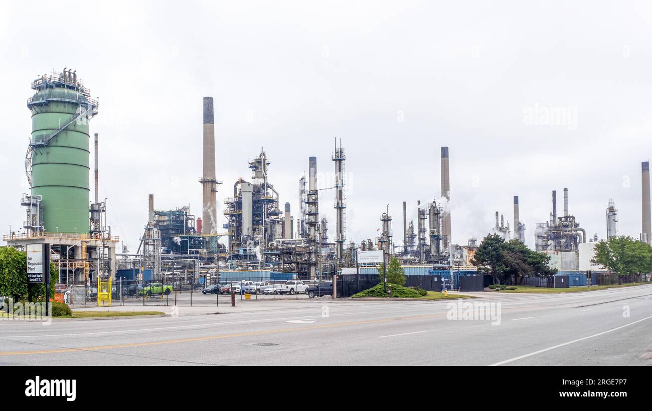 Blick von der Straße auf das petrochemische Werk Imperial Oil in Sarnia Ontario. Stockfoto