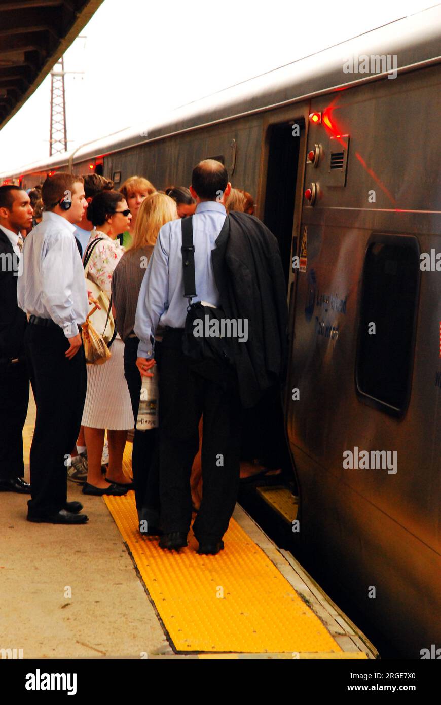 Pendler drängen sich auf dem Weg zur Arbeit in New York City an den Eingang eines Zugwaggons der Long Island Rail Road Stockfoto