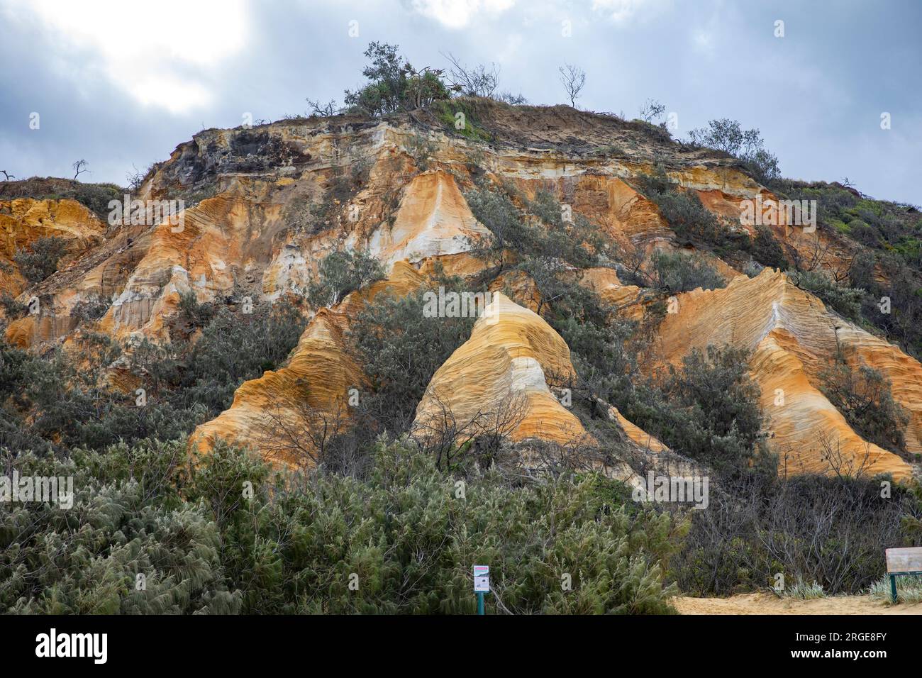 Die Pinnacles Sanddünen Fraser Island, K'gari, mehrfarbige Sanddünen und beliebte Touristenattraktion, Queensland, Australien Stockfoto