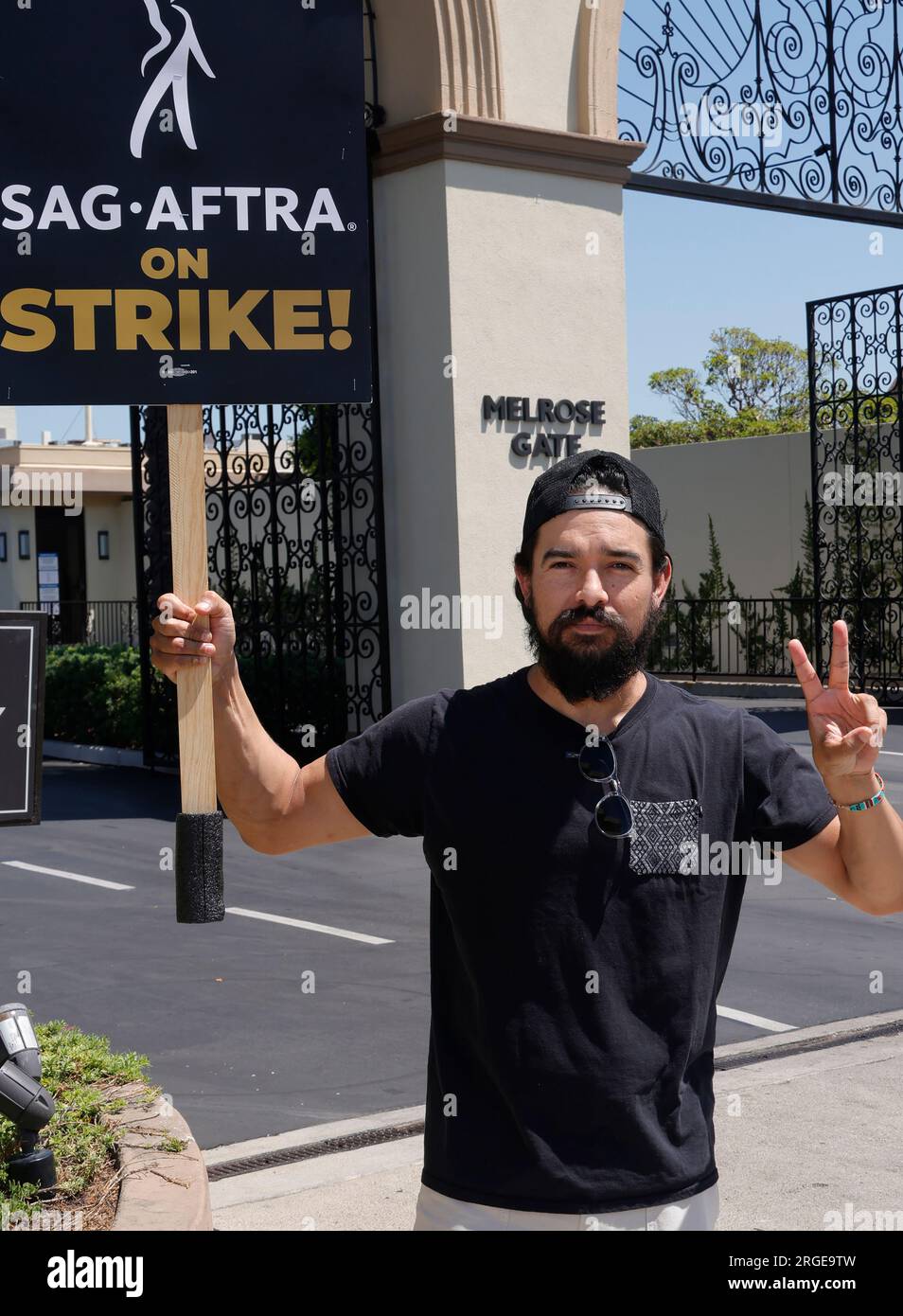 Hollywood, Kalifornien, USA. 8. Aug. 2023. Alejandro Edda. SAG-AFTRA und WGA Strike vor den Paramount Studios in den Paramount Studios und Netflix in Hollywood. Kredit: AdMedia/Newscom/Alamy Live News Stockfoto