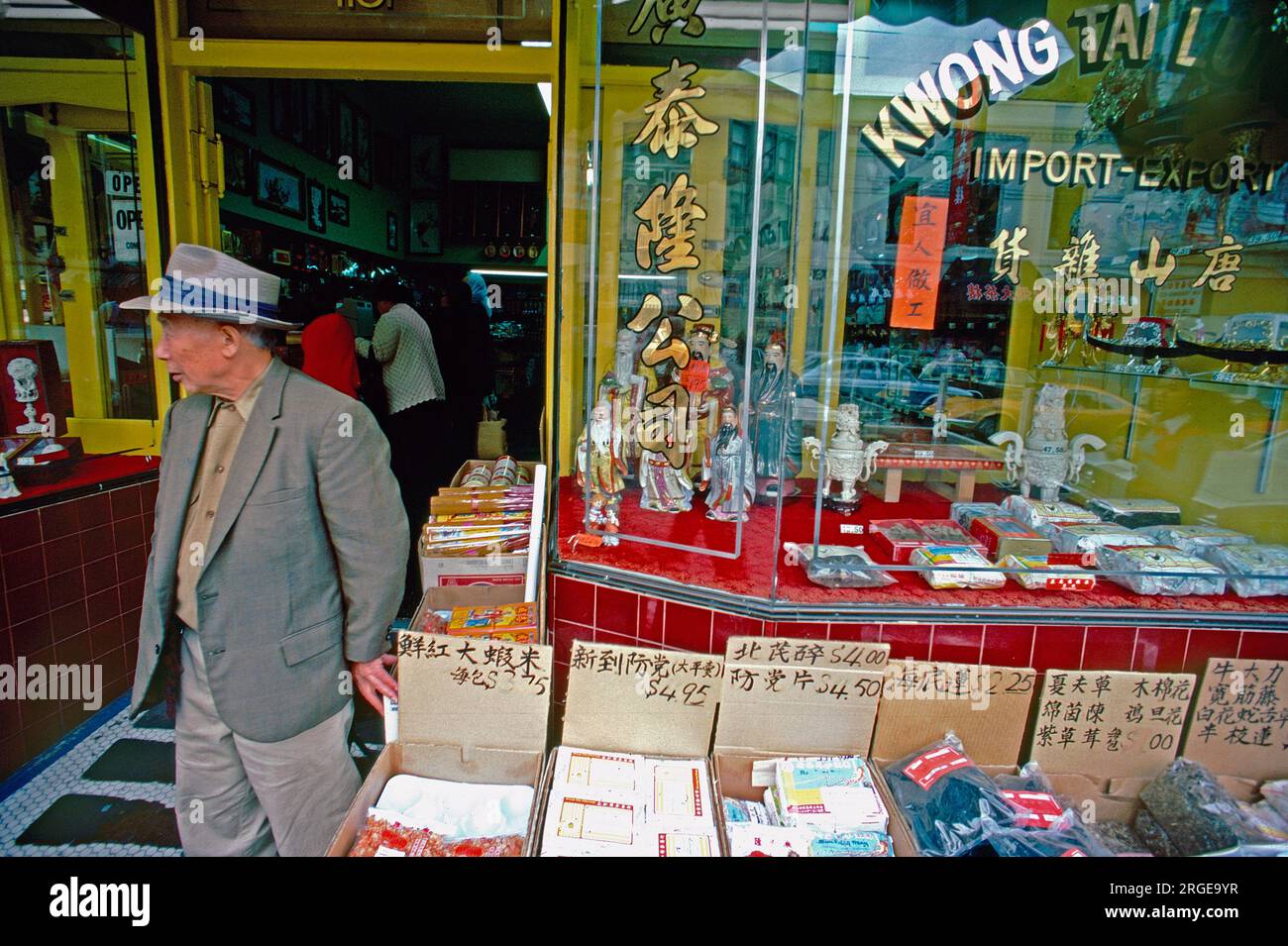 Chinesischer Mann vor dem Laden auf der Grant Avenue, Chinatown, San Francisco, Kalifornien, USA Stockfoto