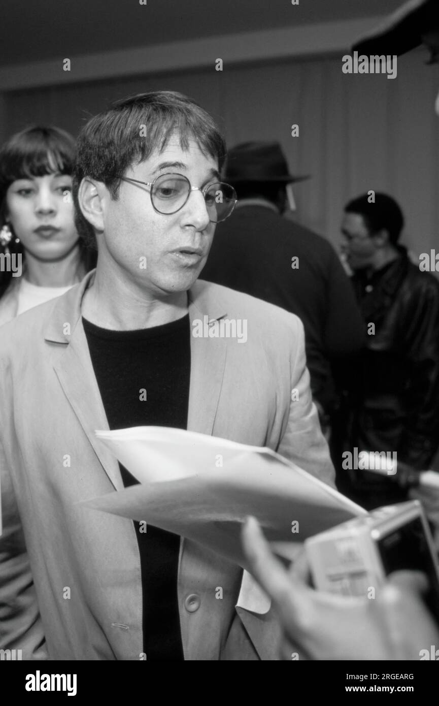 Musiker, Songrwriter, Künstler Paul Simon auf der New Yorker Pressekonferenz - 1987. Paul Frederic Simon ist ein amerikanischer Sänger und Songwriter. Simons Karriere ist einer der berühmtesten Künstler des 20. Jahrhunderts und erstreckt sich über sechs Jahrzehnte. Simon wurde in New Jersey geboren und wuchs in Queens, New York City, auf und entwickelte in seinen Teenagern ein Interesse an Rockmusik. Foto von Bernard Gotfryd Stockfoto