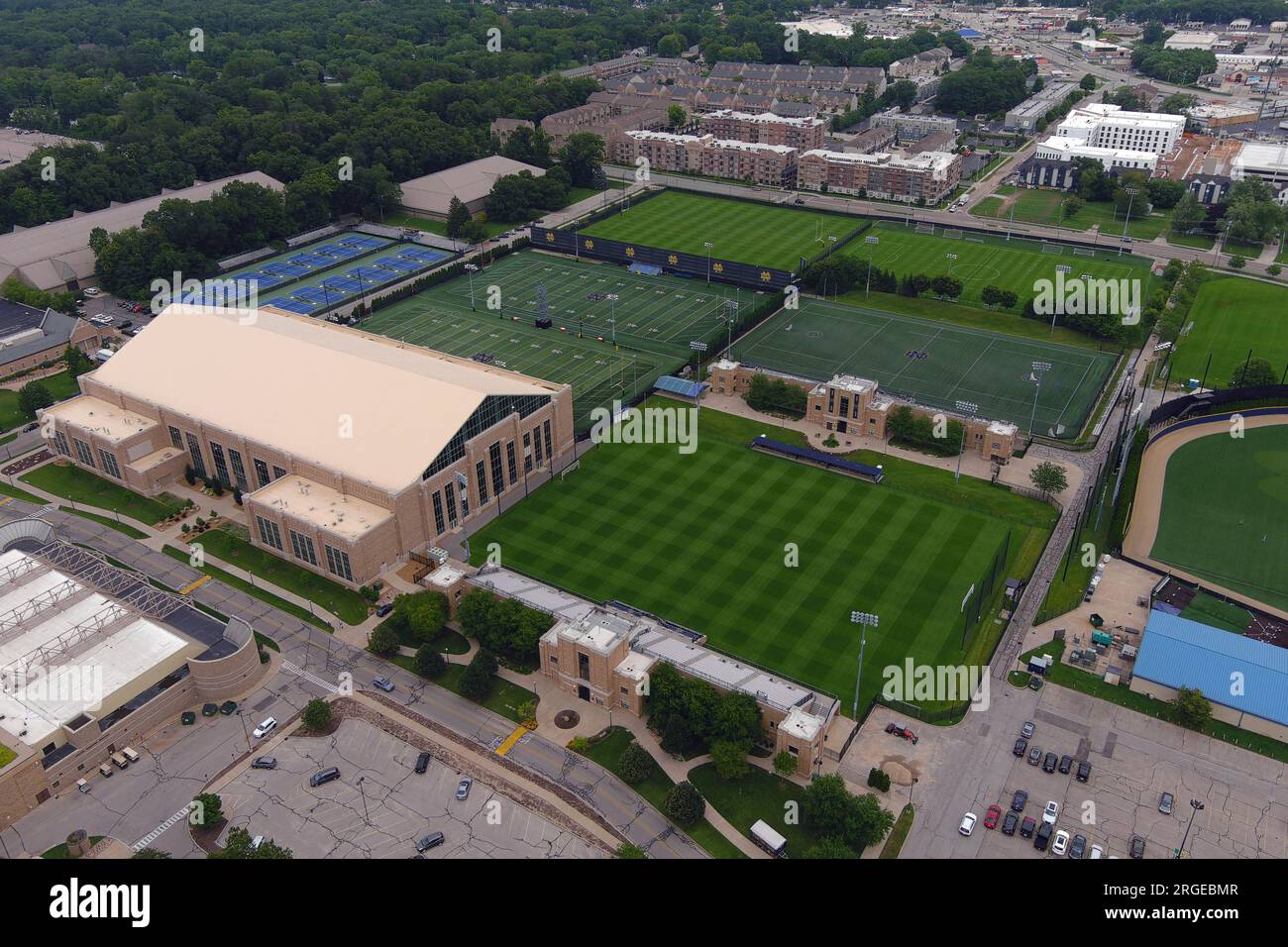 Loftus Sports Center, the indoor practice facility for the Notre Dame Fighting Irish football, track and field, rowing, women's soccer, men's soccer, women's lacrosse, men's lacrosse, baseball and softball teams, LaBar Football Practice Fields, Courtney Tennis Center and Alumni Soccer Stadium, Monday, Aug. 7, 2023, in South Bend, Ind. (Kirby Lee via AP) Stockfoto
