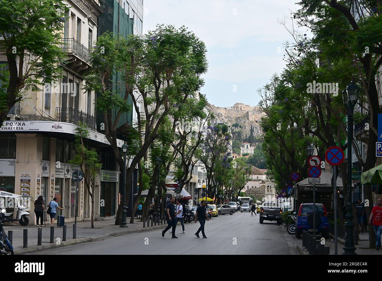 Athinas Street, Athen, Griechenland mit Akropolis in der Ferne Stockfoto