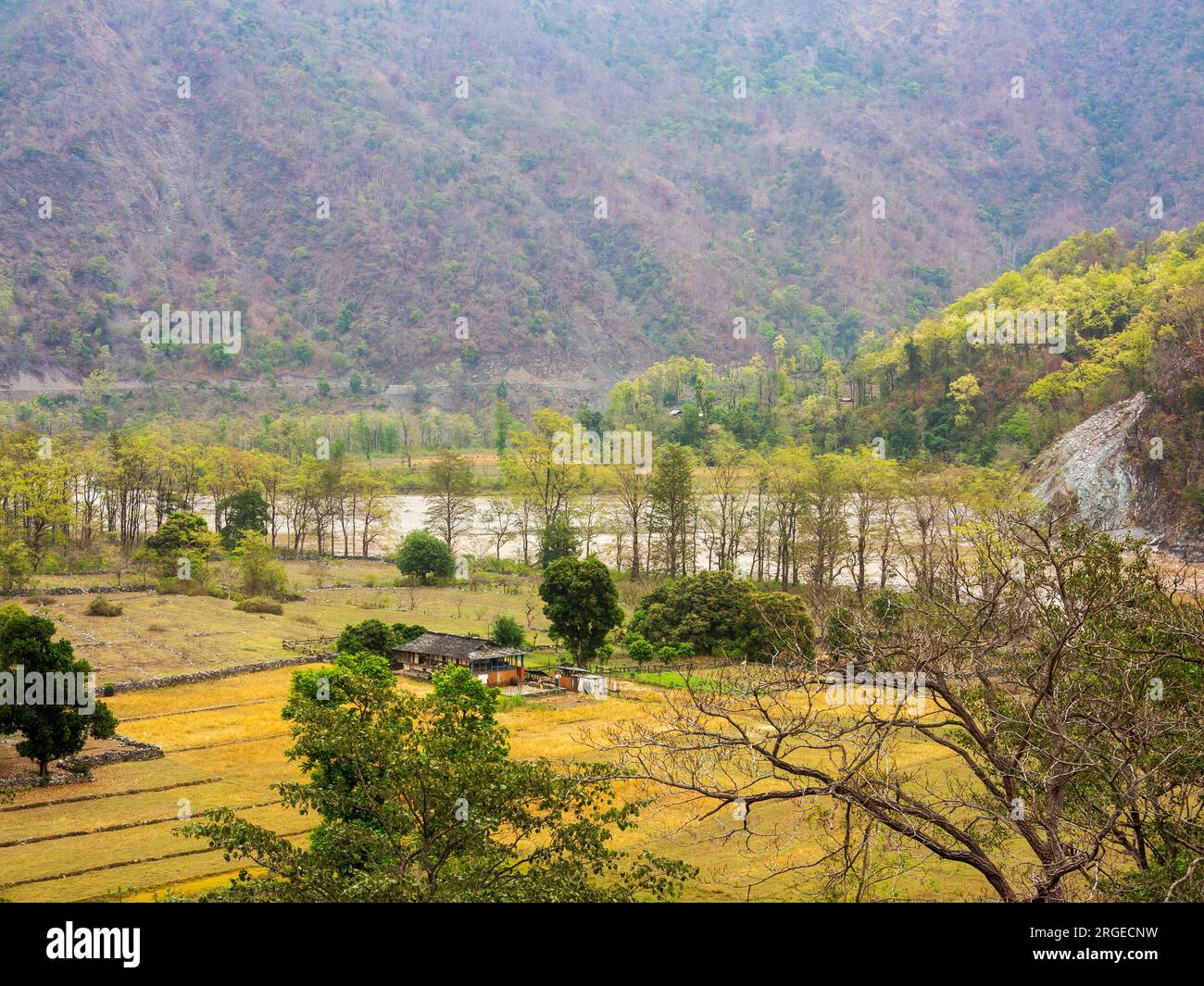 Dorf Khet am Ufer des Flusses Sarda, an der Grenze Nepal/Indien, Kumaon Hills, Uttarakhand, Indien Stockfoto