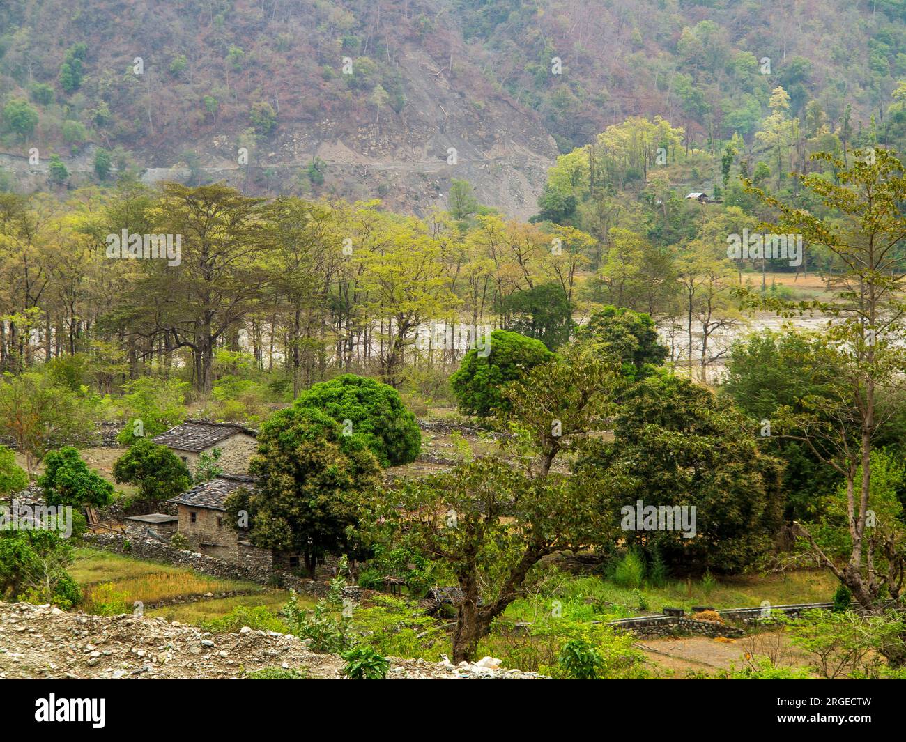 Dorf Khet am Ufer des Flusses Sarda, an der Grenze Nepal/Indien, Kumaon Hills, Uttarakhand, Indien Stockfoto