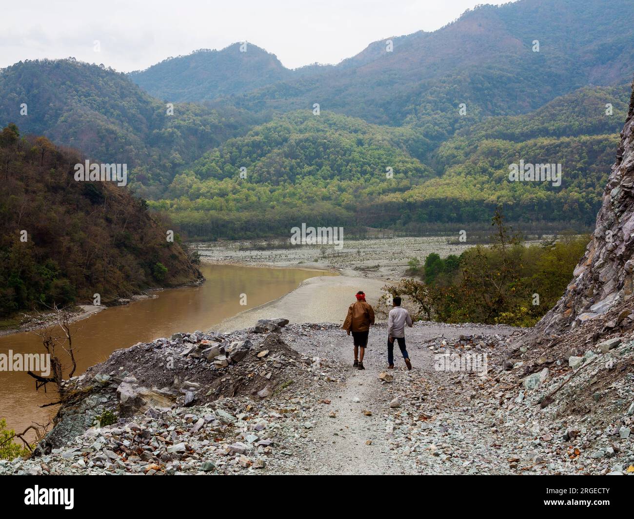 Neue Straße, die Sem mit dem Dorf Khet am Ufer des Flusses Sarda, Kumaon Hills, Chuka und Thak Forest in der Ferne verbindet, Uttarakhand, Indien Stockfoto