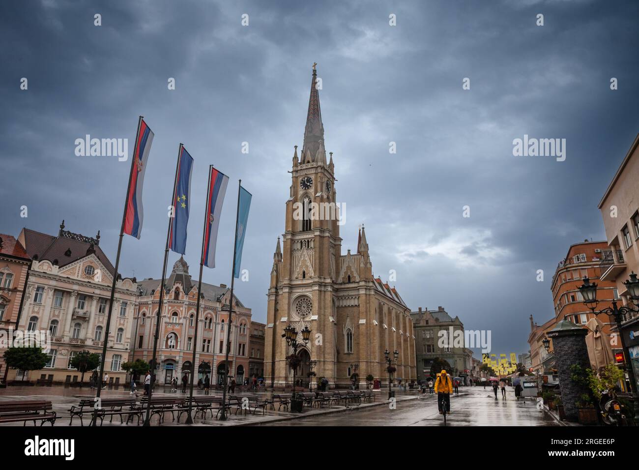 Bild der Kathedrale von Novi Sad auf dem Platz Trg Slobode mit vorbeifahrenden Fußgängern. Der Name der Maria Kirche ist eine römisch-katholische Pfarrkirche gewidmet Stockfoto