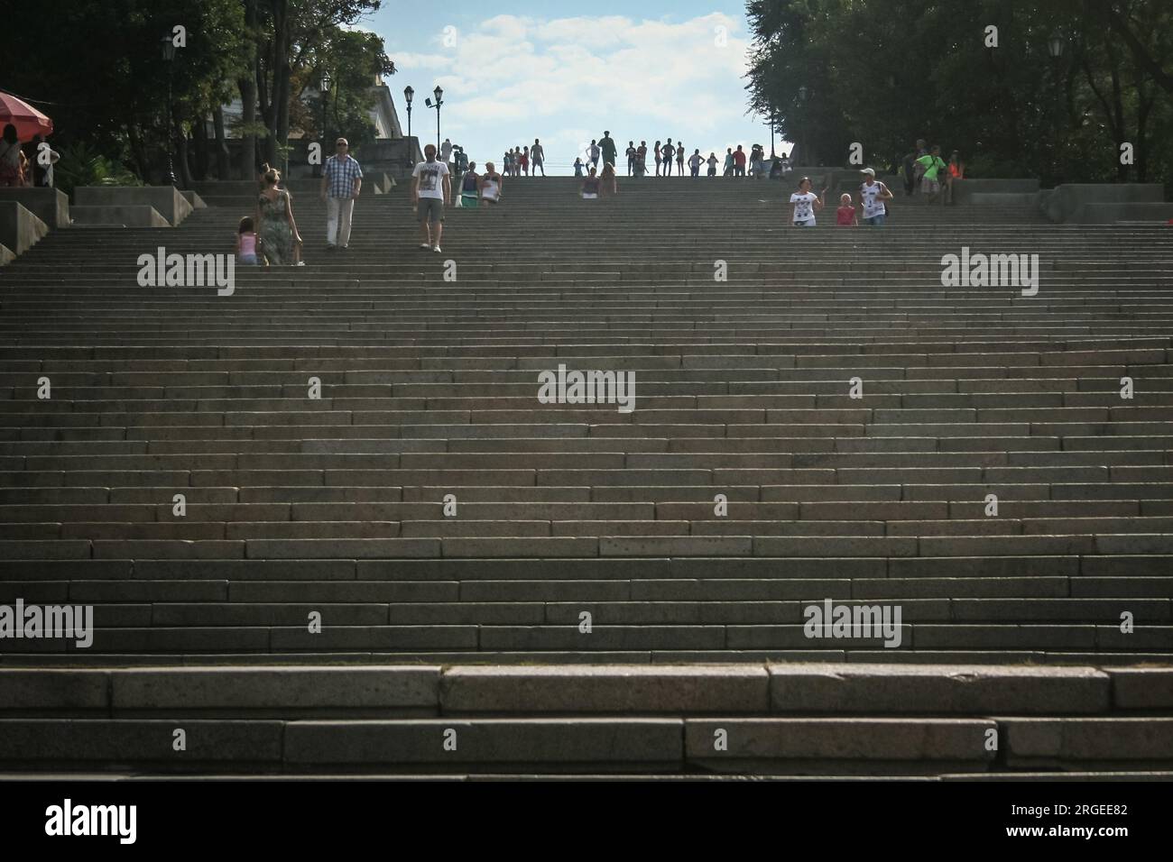 Fotos von Menschen, die die malerische Potemkin Treppe hinuntergehen, das wichtigste Denkmal von Odessa, der ukrainischen Stadt am Schwarzen Meer. Die Potemkin-Treppe, Pote Stockfoto