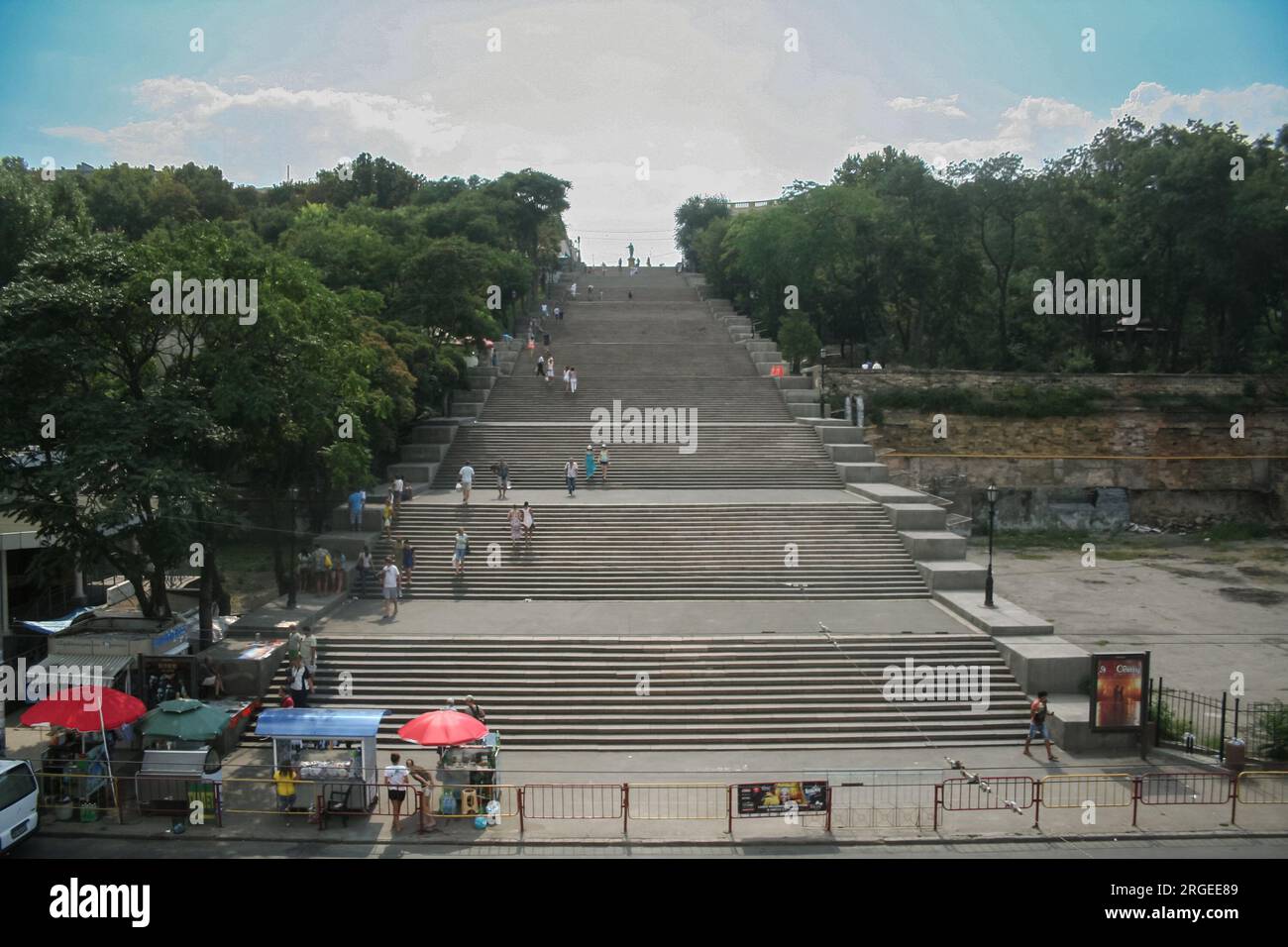 Fotos von Menschen, die die malerische Potemkin Treppe hinuntergehen, das wichtigste Denkmal von Odessa, der ukrainischen Stadt am Schwarzen Meer. Die Potemkin-Treppe, Pote Stockfoto