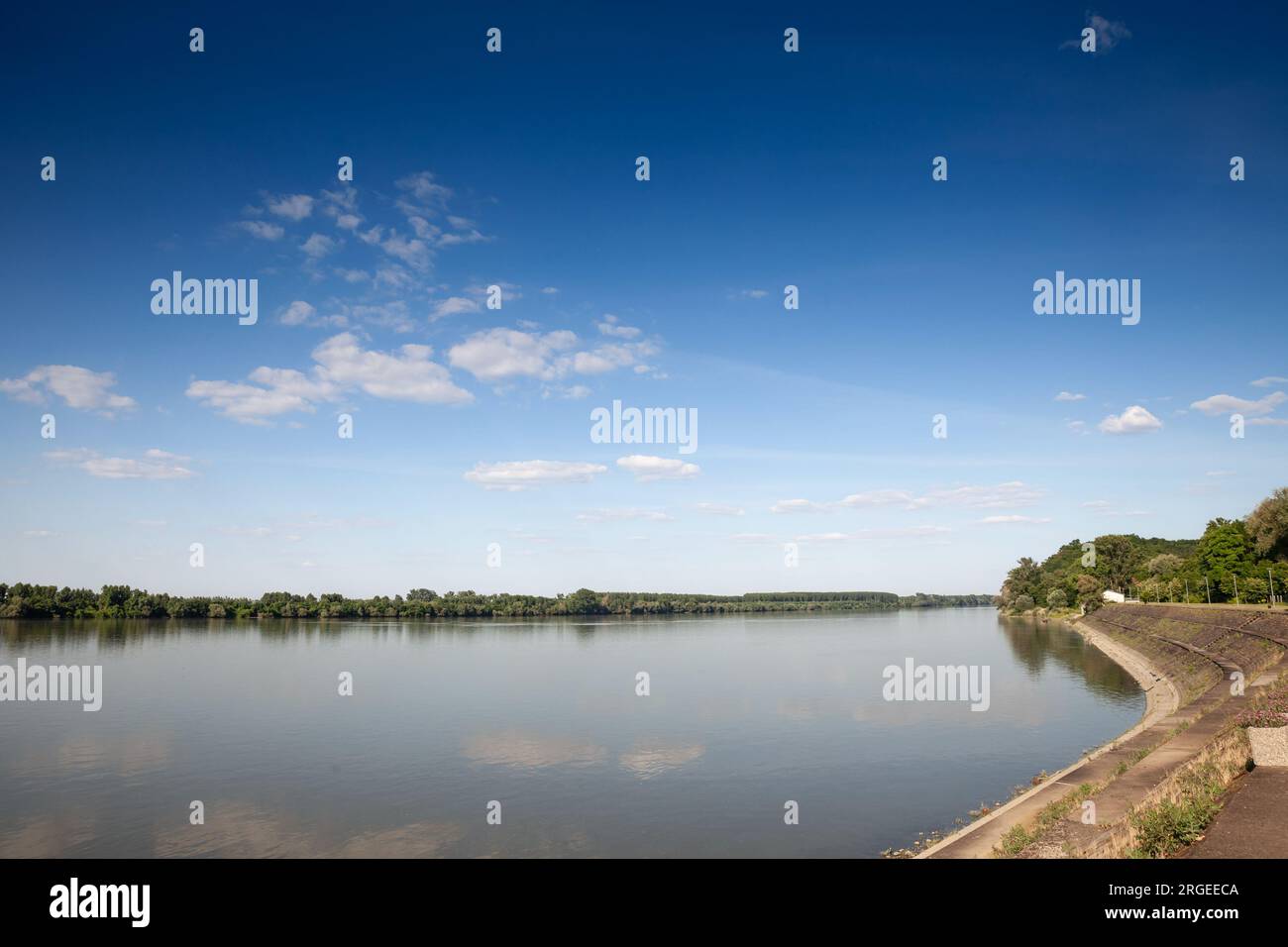 Bild der Donau in Sarengrad, Kroatien, mit einem Panorama der donau an der kroatischen Grenze zu serbien. Sarengrad ist ein osterdorf Stockfoto
