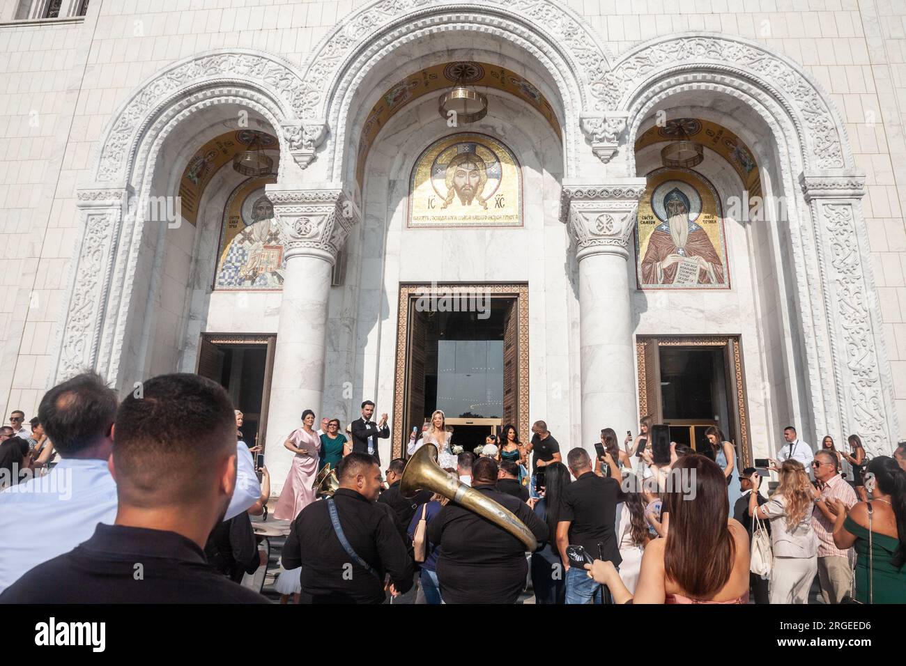 Bild einer Roma-Band, die während einer Hochzeit in Belgrad, Serbien, ihre typischen Instrumente (Trompete, Trombon, Tuba usw.) spielt Stockfoto