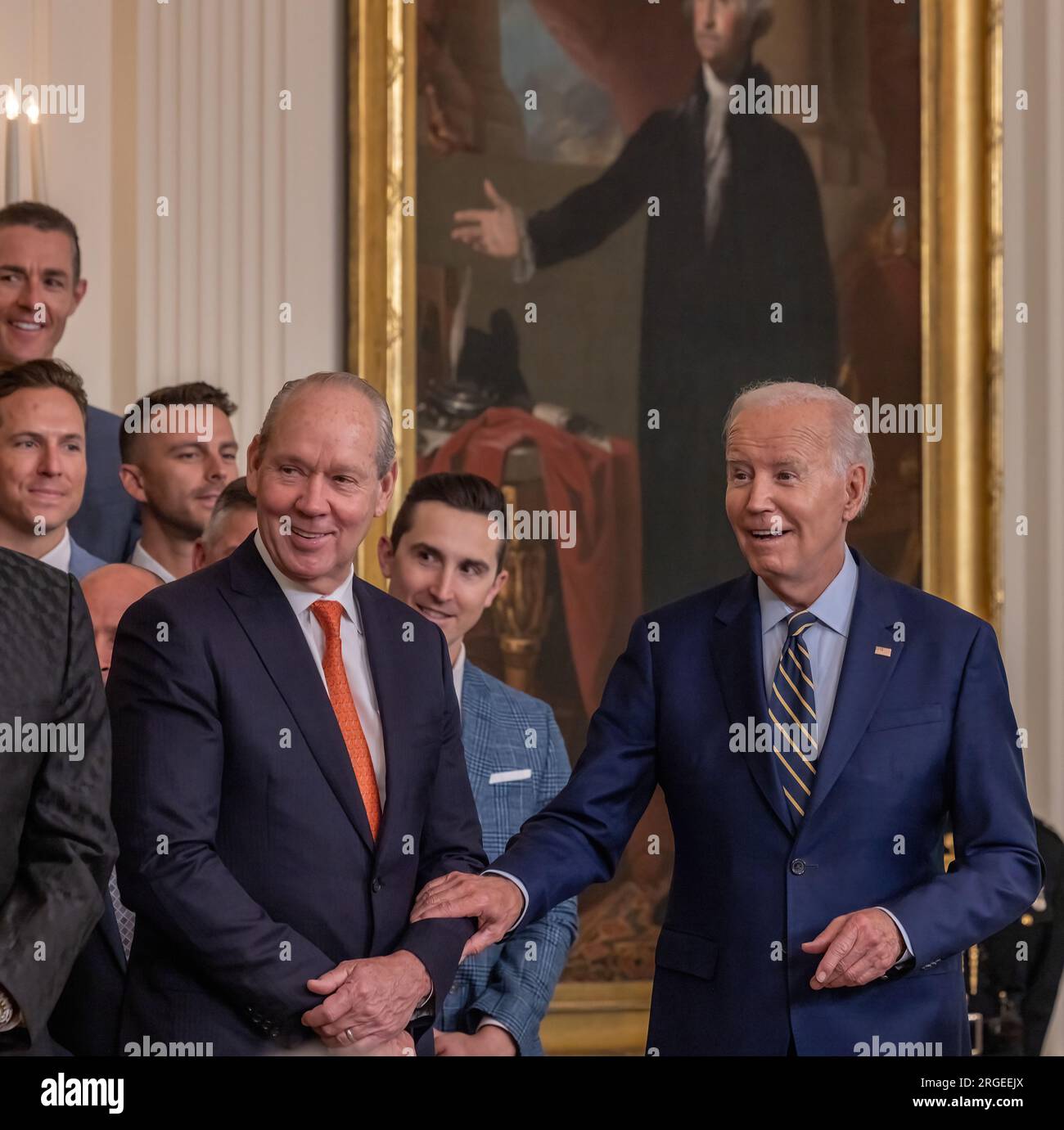 WASHINGTON, D.C. – 7. August 2023: Houston Astros, Eigentümer Jim Crane, linker Vordergrund, und Präsident Joe Biden sind im East Room des Weißen Hauses zu sehen. Stockfoto