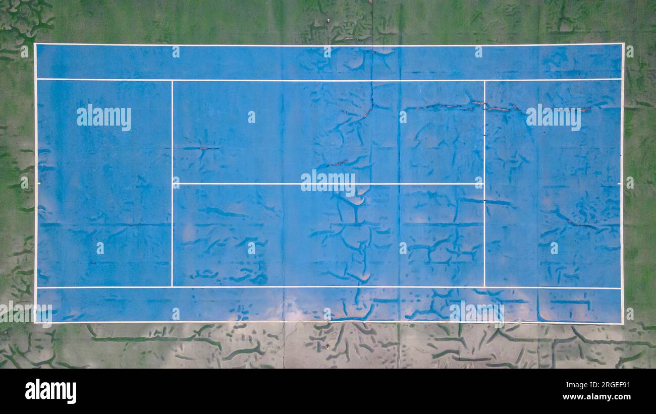 Ein alter Tennisplatz. Blick von der Drohne Stockfoto