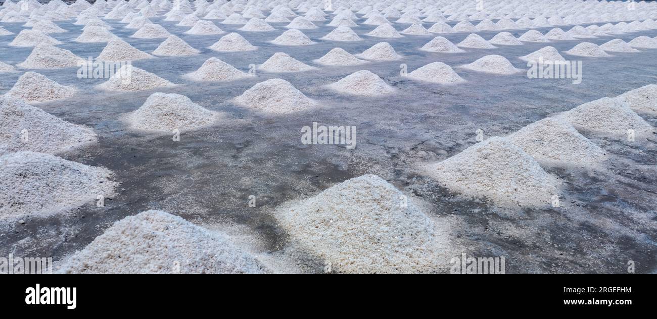 Meersalzfarm. Ein Haufen Salzlake. Rohstoff der Salzindustrie. Natriumchloridmineralien. Verdunstung und Kristallisation von Meerwasser. Weißes Salz Stockfoto