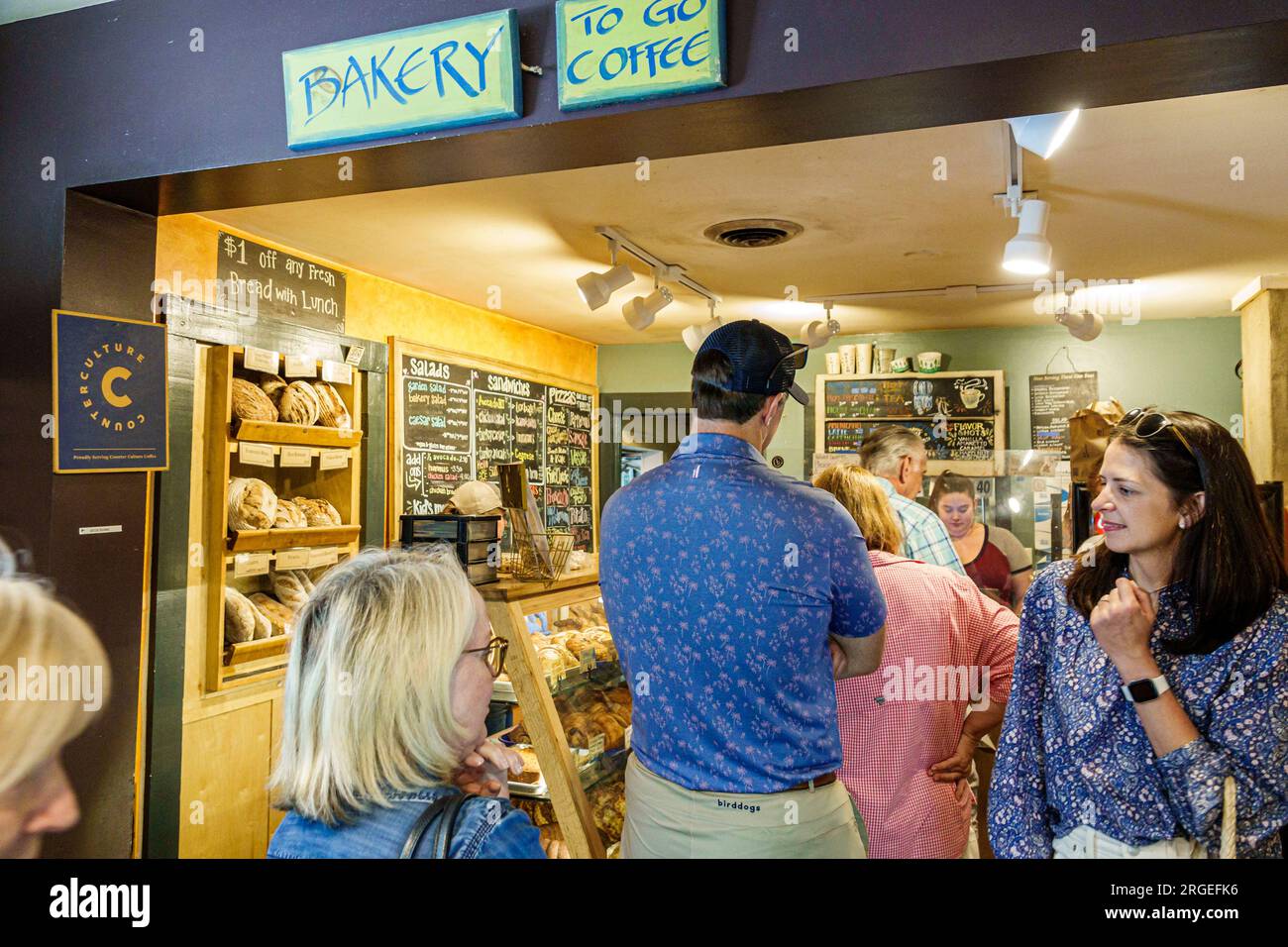 Flat Rock North Carolina, Flat Rock Village Bäckerei, frisches Brot, Laibe Gebäck, Kaffee, Männer, Frauen, Frauen, Frauen, Erwachsene, innen Stockfoto