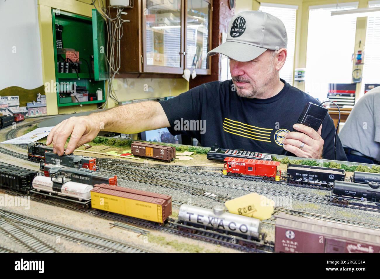 Hendersonville North Carolina, historisches Eisenbahndepot, Miniaturmodell-Layout für Laufen, Männer, männlich, Erwachsener, wohnhaft, Innenraum Stockfoto